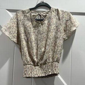 Cute top 🌺